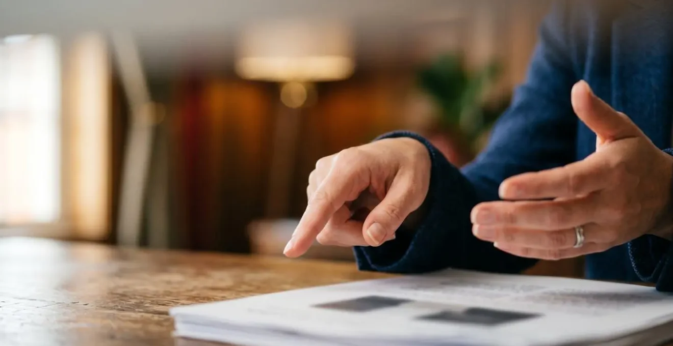 Conseiller en voyages apportant son expertise personnalisée lors d'une consultation client