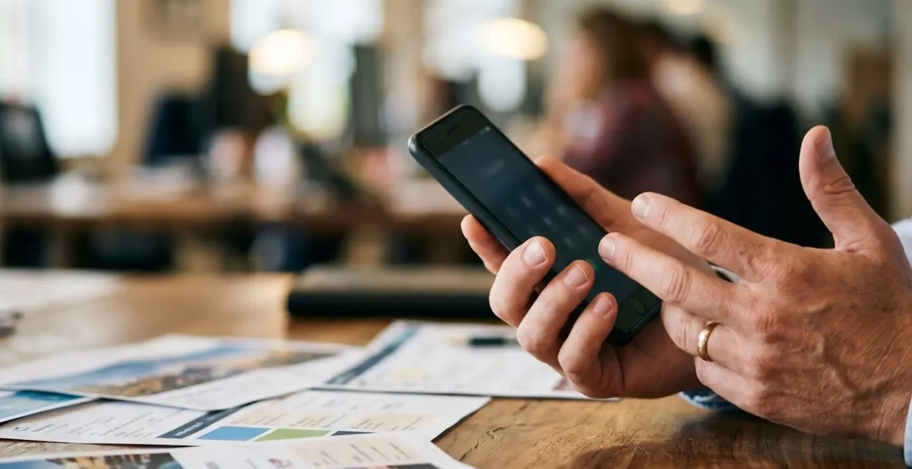 Professionnel du voyage en communication téléphonique urgente avec coordination de dossiers