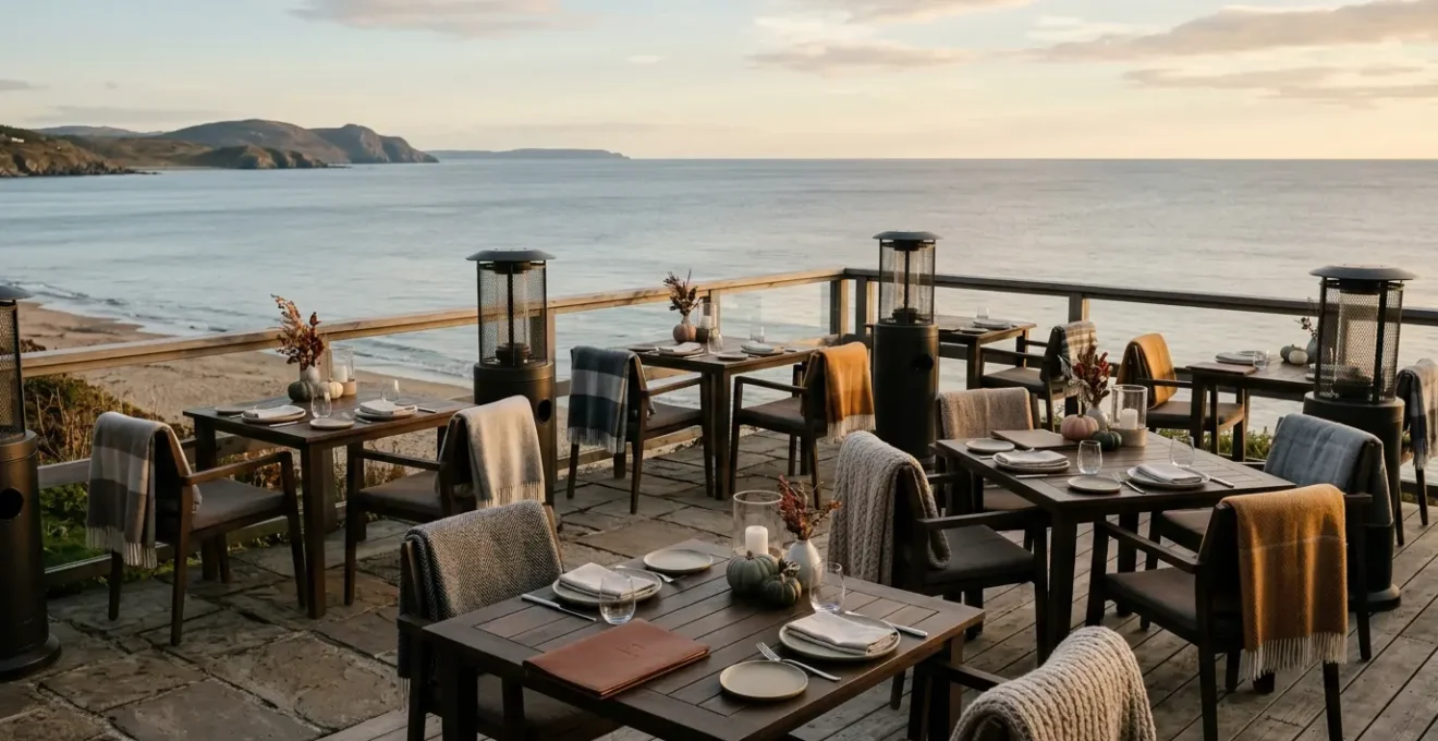 Restaurant balnéaire en bord de mer en novembre avec terrasse aménagée pour l'automne