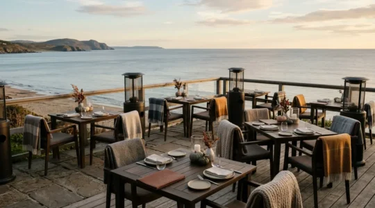 Restaurant balnéaire en bord de mer en novembre avec terrasse aménagée pour l'automne