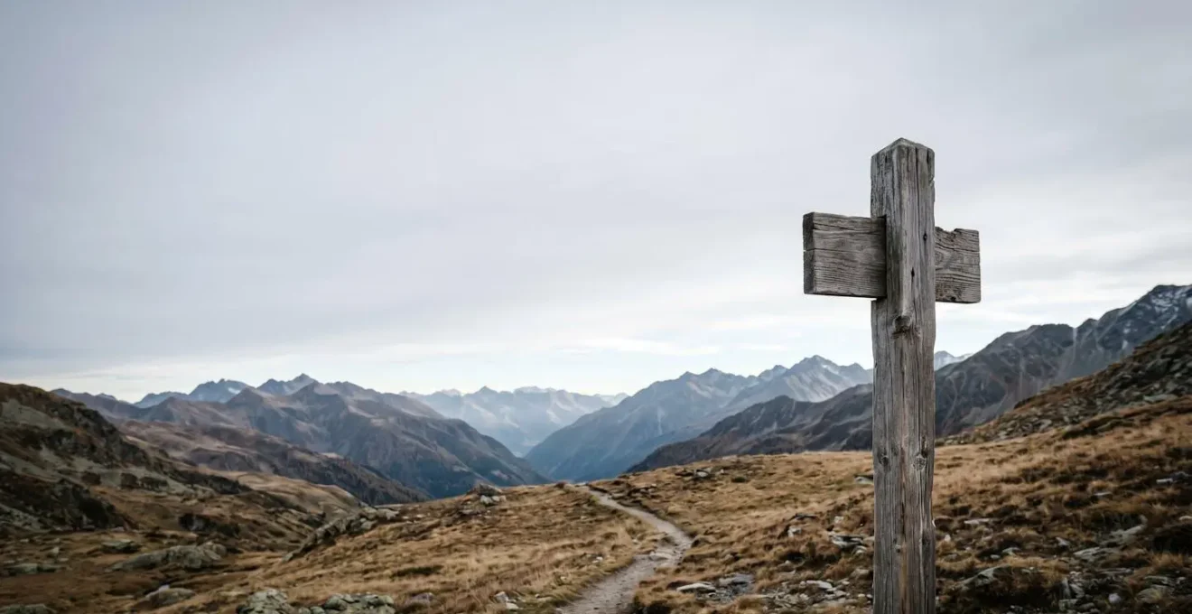 Environnement naturel de montagne illustrant les défis de la saisonnalité dans l'écotourisme