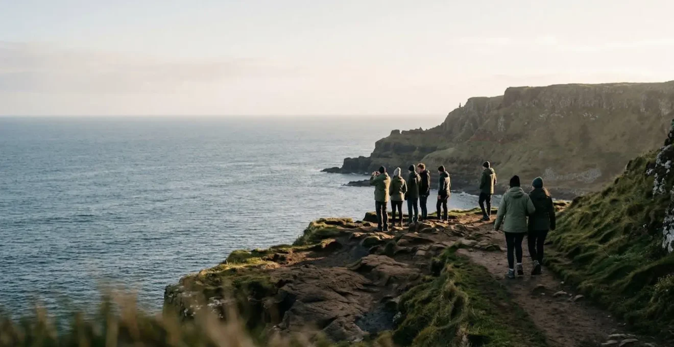 Vue panoramique d'un site touristique naturel avec des visiteurs profitant de l'espace en harmonie avec l'environnement