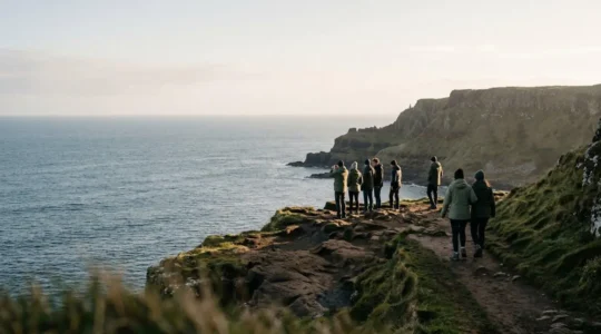 Vue panoramique d'un site touristique naturel avec des visiteurs profitant de l'espace en harmonie avec l'environnement
