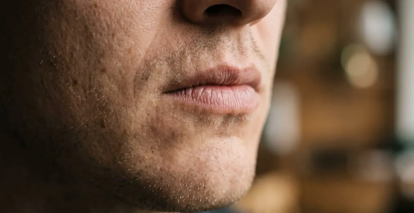 Détail des micro-expressions faciales révélant des émotions cachées