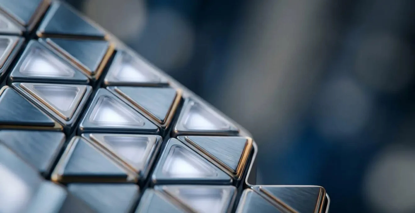 Détail macro d'une interface technologique moderne utilisée dans l'hôtellerie, représentant l'innovation digitale